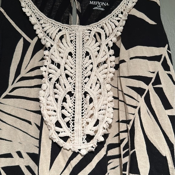 Tropical print tank top with lace detail and keyhole back - Picture 2 of 6